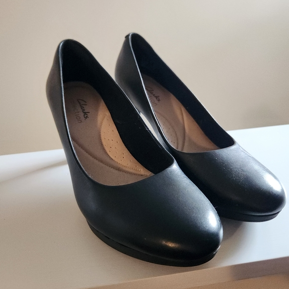 Clarks Ambyr Joy Pumps - Picture 2 of 3